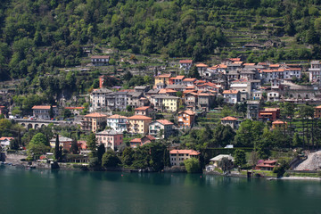 Fototapeta na wymiar miasto nad jeziorem