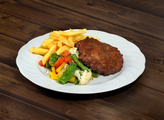 gegrillter hamburger mit pommes frites
