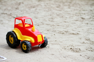 Fototapeta na wymiar Mały czerwony samochodzik