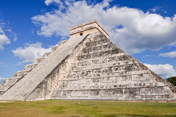 Fototapeta na wymiar Świątynia Majów Chichen Itza w Meksyku