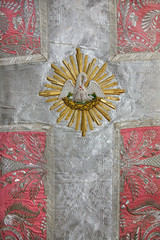 pelican from pink vestment - symbolo of Jesus offer