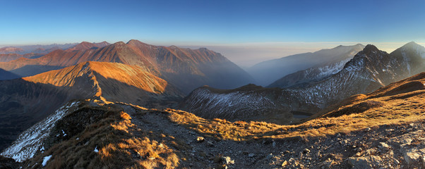 Fototapeta premium Panorama górska ze szczytu Wołowiec w Tatrach Zachodnich