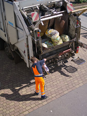 Müllmann bei der Arbeit