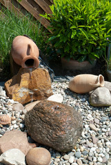 Wasserspiele im Ziergarten