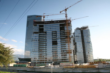 Fototapeta na wymiar hoisting-crane and construction