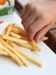 Frites et main d'un enfant