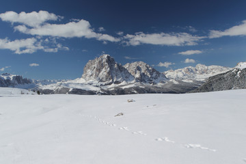 Fototapeta na wymiar Berg Langkofel in den verschneiten Dolomiten