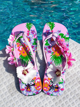 Badeschuhe am Pool