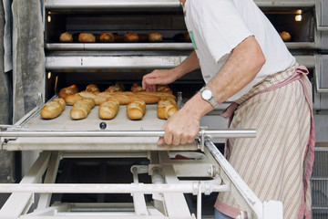 boulanger surveillant la cuisson du pain # 26