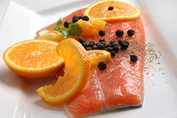 Lachsfilet auf einem weißen Teller wird als Speise vorbereitet