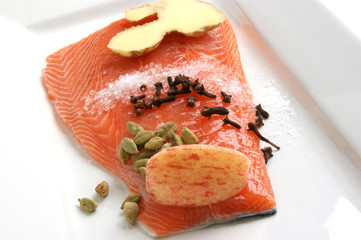 Lachsfilet auf einem weißen Teller wird als Speise vorbereitet