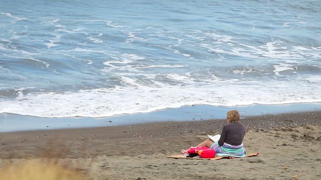 Mujer junto al mar