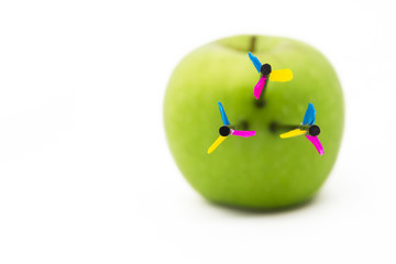 Trois flèches dans une pomme verte