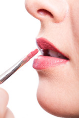 Obraz premium Visagistin beim auftragen von Lippenstift