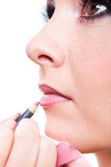 Visagistin beim nachzeichnen der Lippenkontur