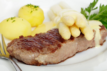 frischer Spargel mit Rumpsteak und Sauce Hollandaise