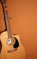 Guitare accoustique sur un mur - 32407203