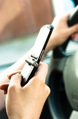 Obraz premium A phone in the hand os a woman who is driveing