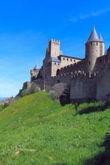 Fototapeta na wymiar Mury i wieże słynnego średniowiecznego miasta, Carcassonne, Francja