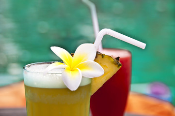 Cocktail au bord de la piscine