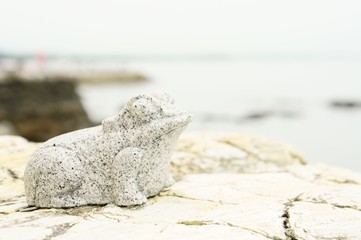 蛙の石像　二見