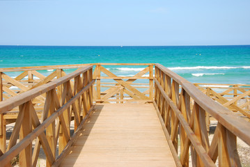 Holzbrücke zum Meer