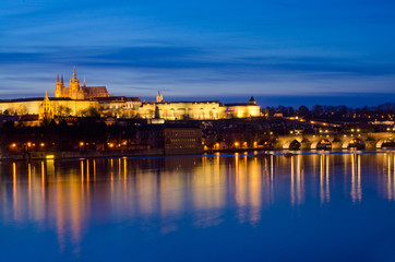 Fototapeta na wymiar Zachód Wełtawy, Most Karola, Zamek Praski w nocy, Prague