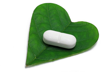 schmerztablette auf blatt