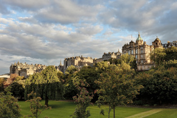 atardecer sobre princes street gardens