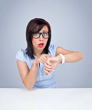 Frau mit uhr