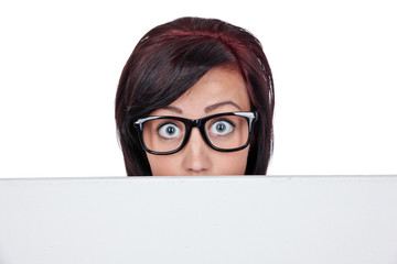 Frau mit Brille und Schild