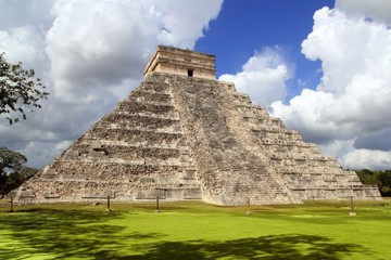 Fototapeta na wymiar Starożytne piramidy Majów Chichen Itza Meksyk świątynia