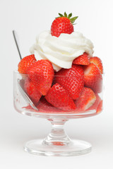 frische Erdbeeren mit Schlagsahne und Löffel