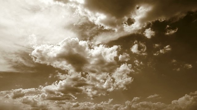 Sepia Wolkenbewegung