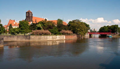 Fototapeta na wymiar Wyspa Piaskowa i Most Tumski we Wrocławiu