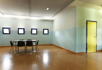 spazio con tavolo e sedie