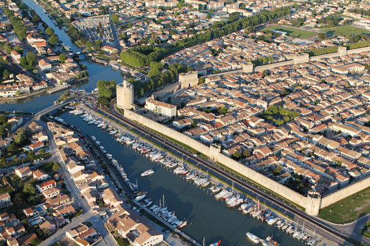 Photo a&eacute;rienne remparts d'Aigues-Mortes