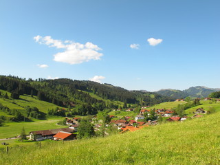 Dorf in Hügellandschaft