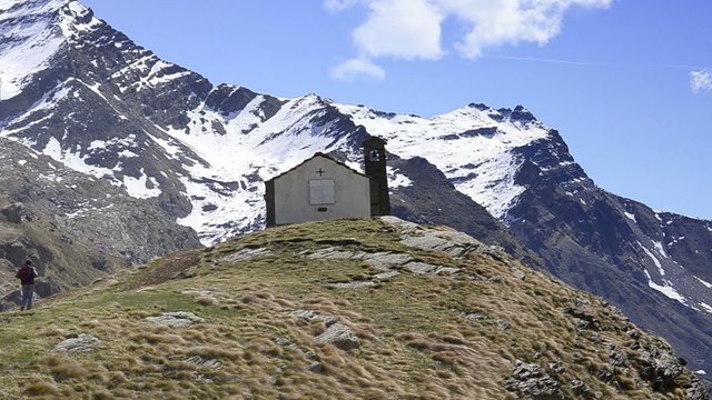alta montagna, chiesetta e dirupo