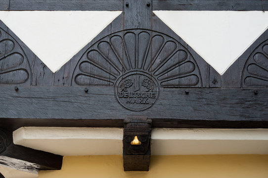 1 deutsche Mark in Holz geschnitzt