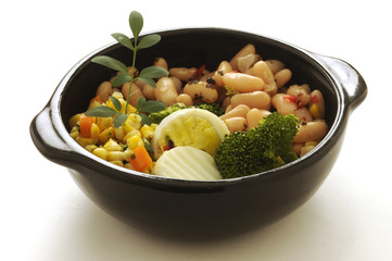 Insalata fagioli uova broccoli e mais