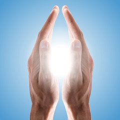 Hände umschließen Sonne / Licht - Symbol für Spiritualität Liebe Religion Esoterik