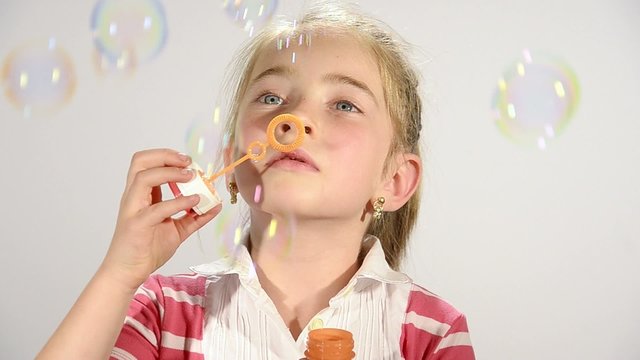 bimba, occhi azzurri e bolle di sapone