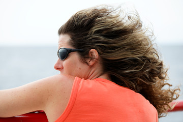 femme cheveux au vent