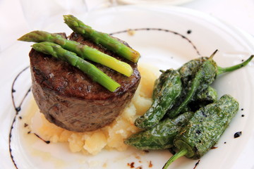 Sirloin steak with asparragus and green peppers Spain