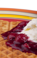 Waffeln mit heißen Kirschen und Sahne