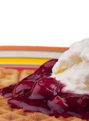 Waffeln mit heißen Kirschen und Sahne