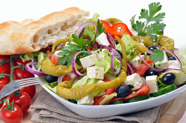 Köstlicher Bauernsalat mit Feta und Fladenbrot