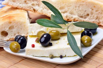 Deliktater mediterraner Käsesnack mit Oliven