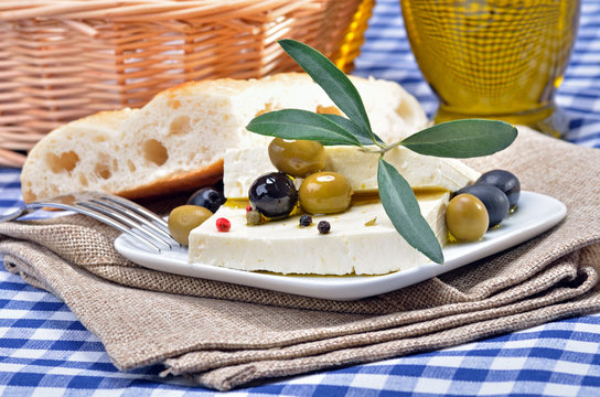 Kleine griechische Käsevorspeise mit Oliven und Fladenbrot